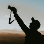 Fotograf o wschodzie słońca na tle górskiego krajobrazu Pienin