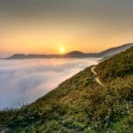 Turysta o wschodzie słońca na mglistym, zielonym grzbiecie Pienin