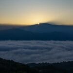 Wschód słońca nad mglistymi szczytami Pienin