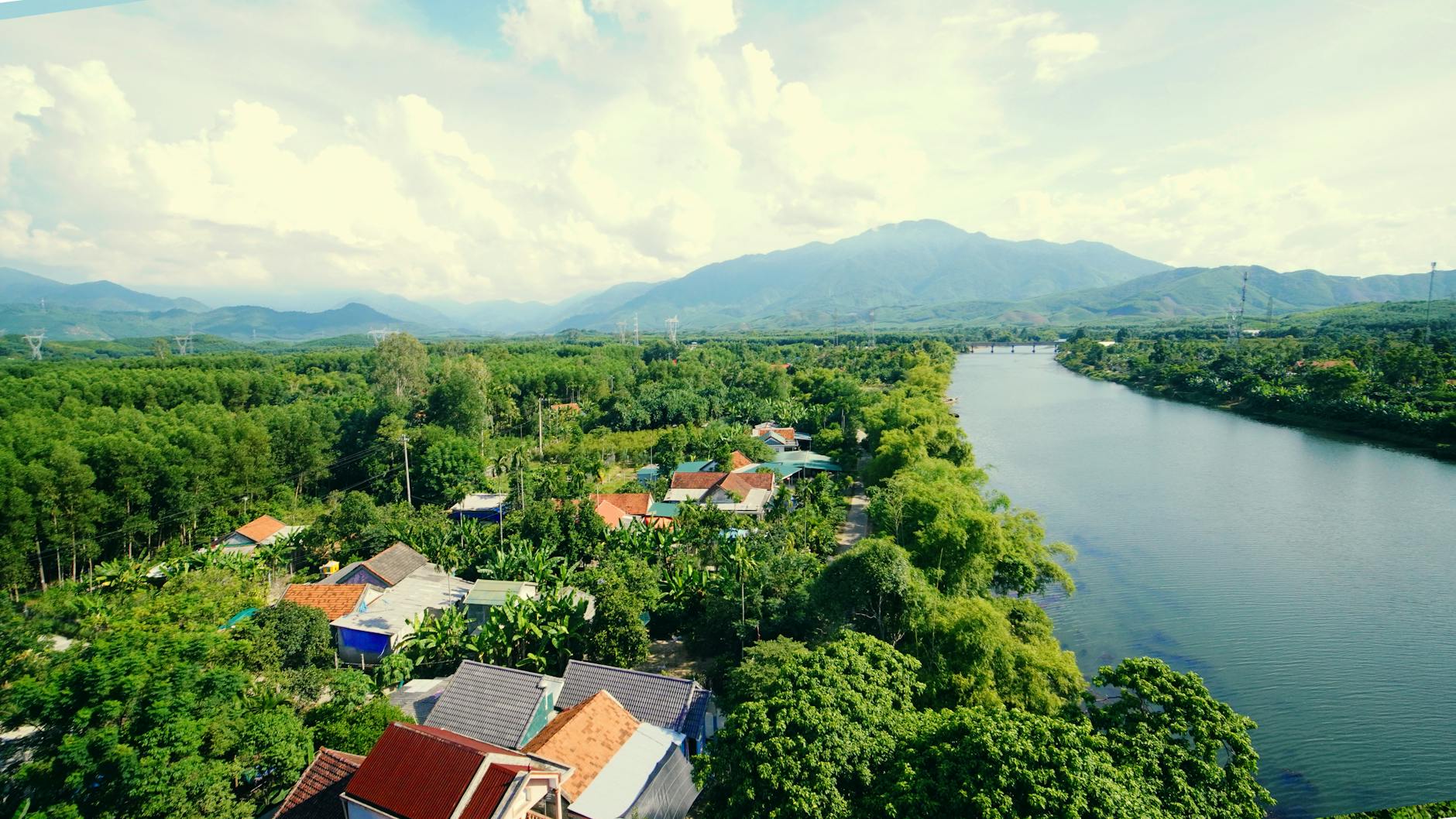 Między przełomem Dunajca a Tatrami: kontrastowe krajobrazy w zasięgu krótkiej wycieczki Z lotu ptaka spokojna dolina rzeki wśród zieleni i rozrzuconych domów