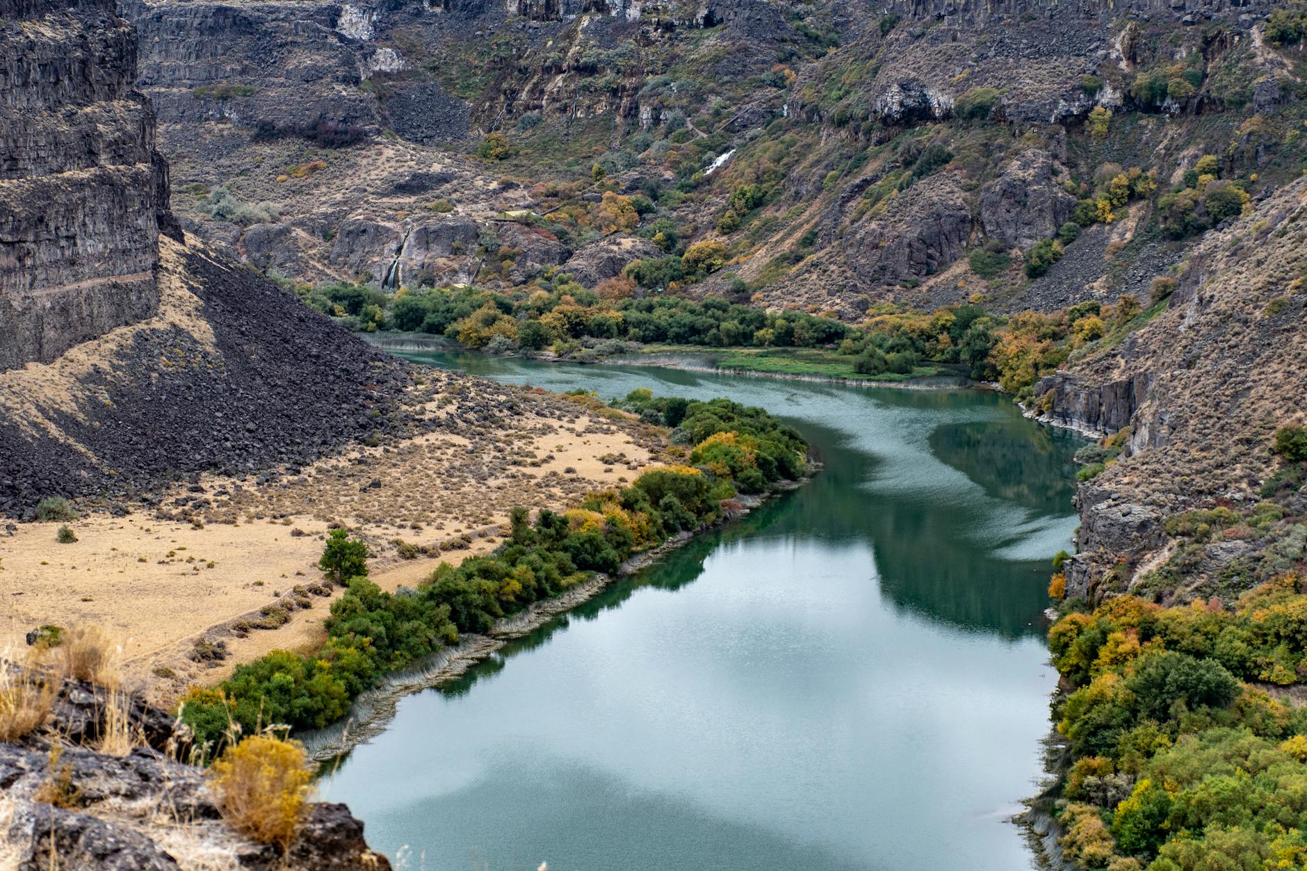 Dunajec meandrujący w skalnym przełomie w jesiennych kolorach Pienin