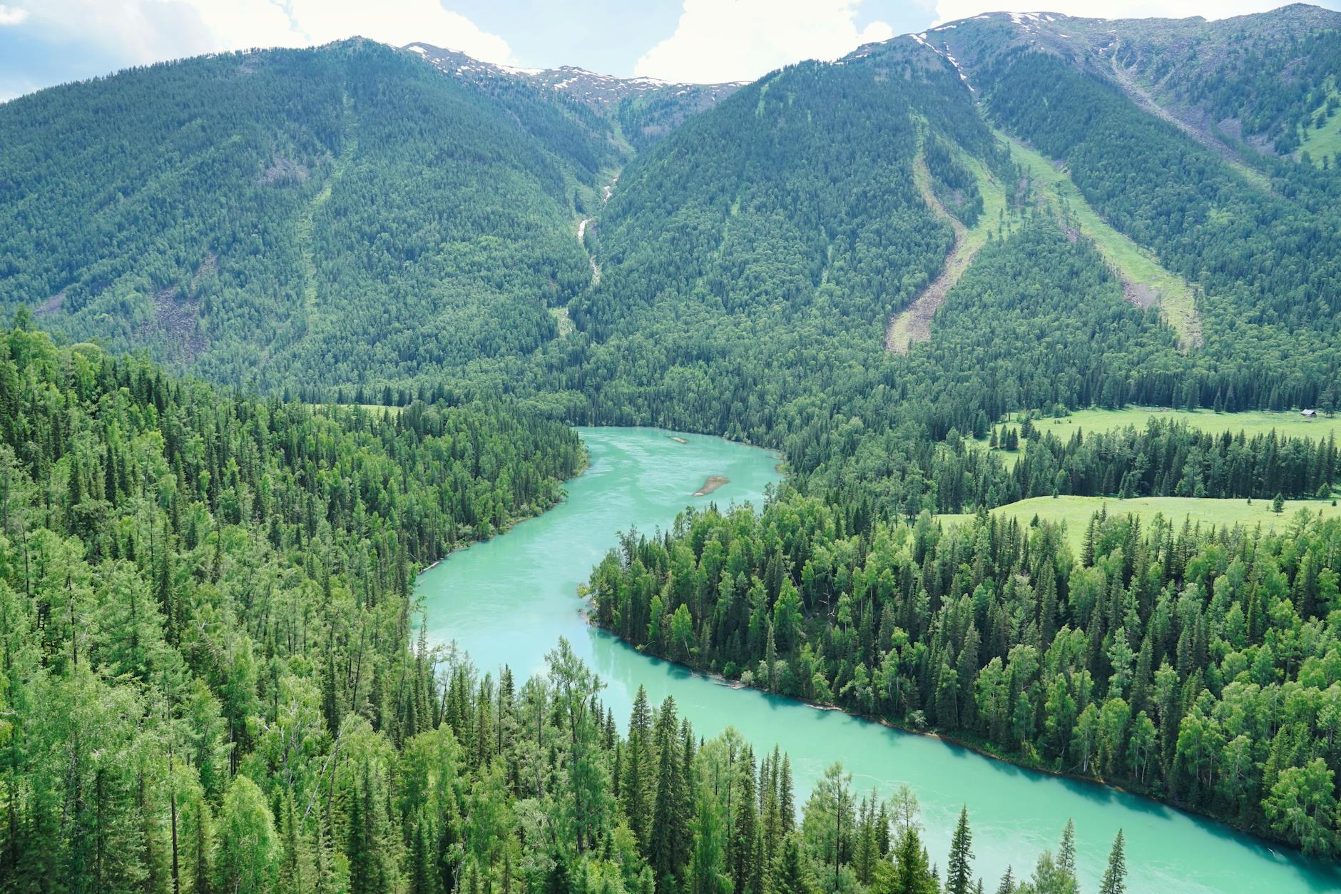 Dunajec z lotu ptaka wśród zielonych, zalesionych gór latem
