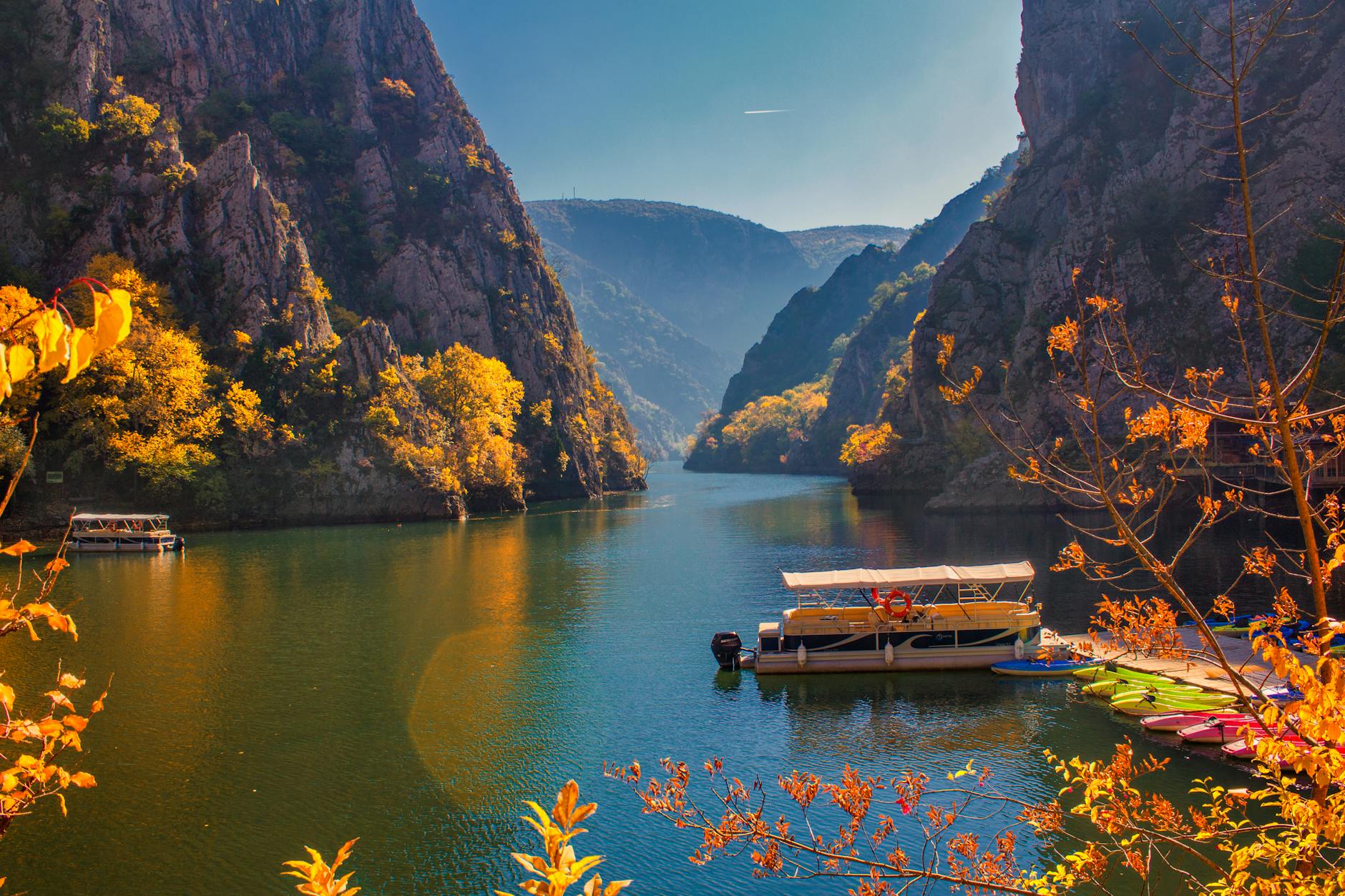 Jesienny przełom rzeki w wąwozie, kolorowe lasy odbite w spokojnej wodzie