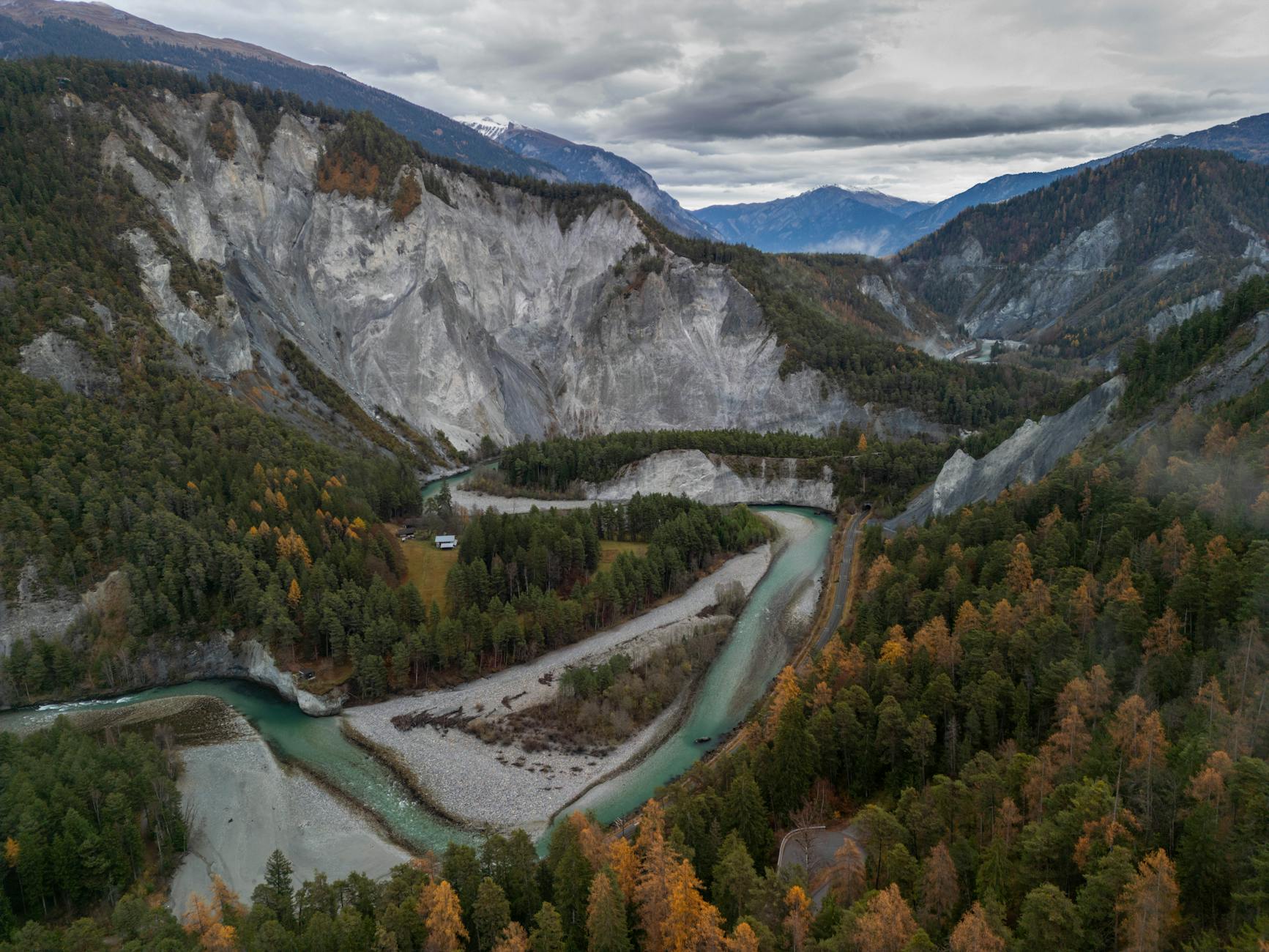 Lotniczy widok na głęboki kanion rzeki wśród gęstych lasów