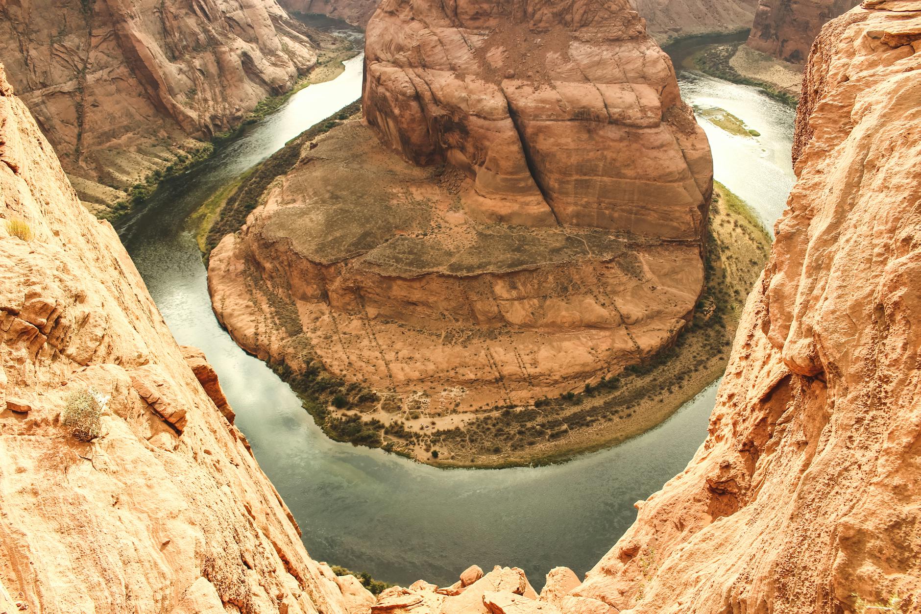 Lotniczy widok skalistego zakola rzeki w kształcie podkowy