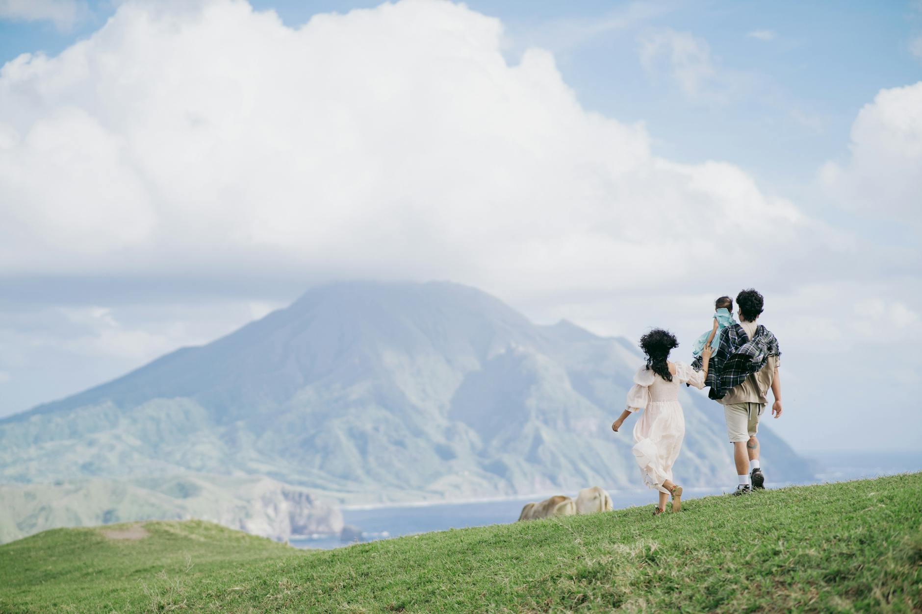 Rodzina odpoczywa na łonie natury w zielonej dolinie latem