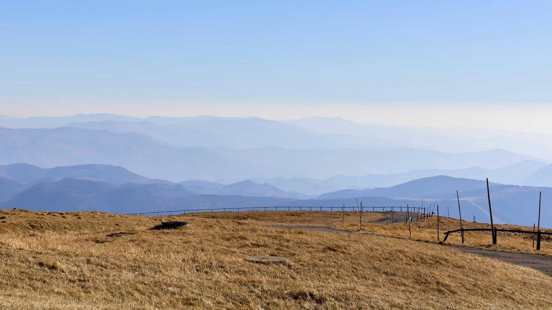 Warstwowe wzgórza Słowacji pod błękitnym niebem, panorama z Šumiaca