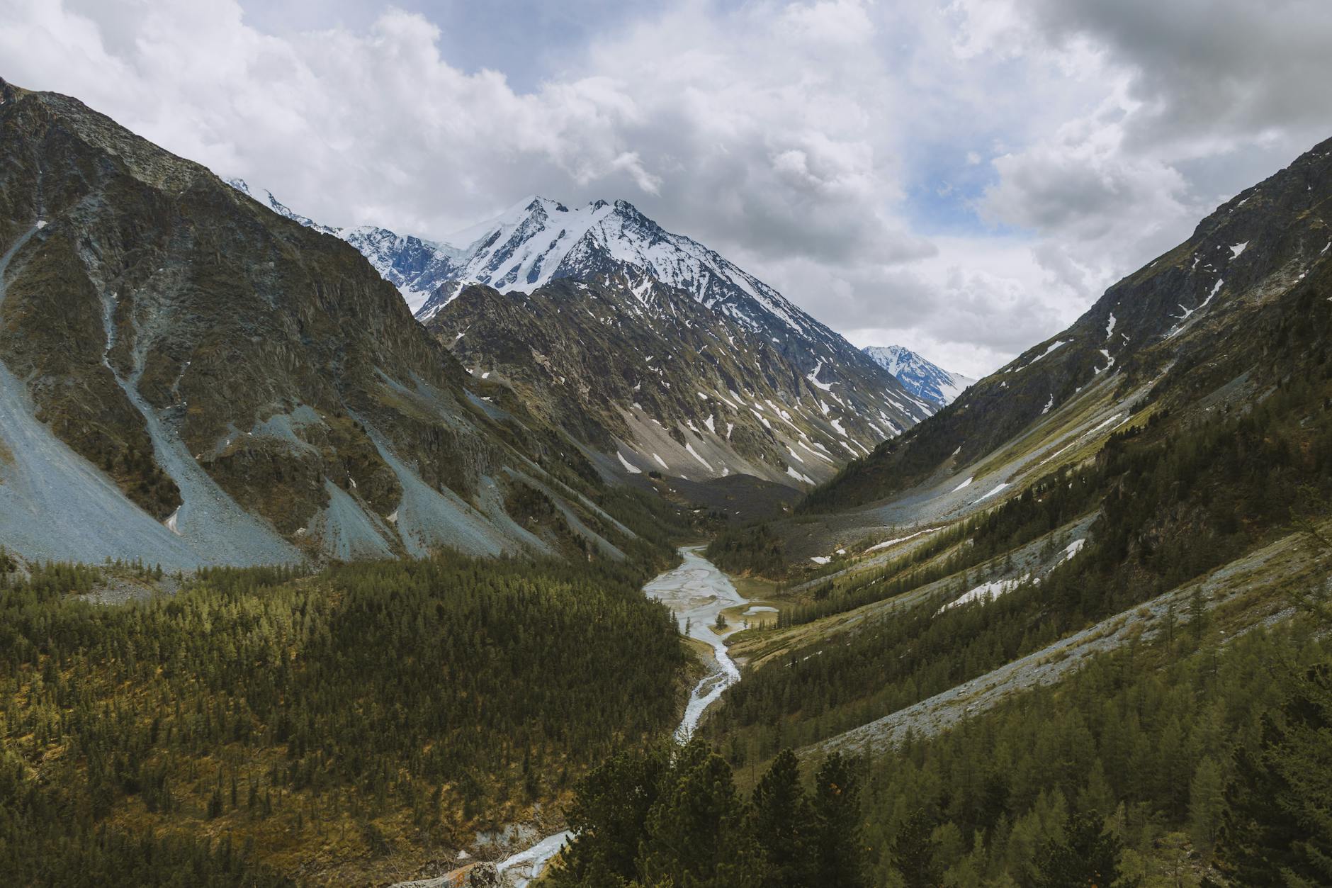 Zimowy krajobraz górski z lotu ptaka z doliną rzeki