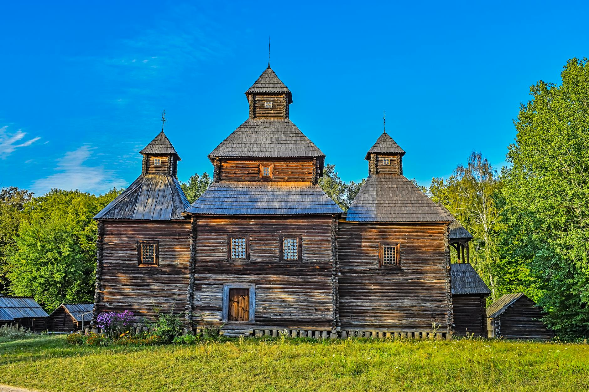 Drewniany kościół wśród lasu na trasie kulturowej Doliny Dunajca