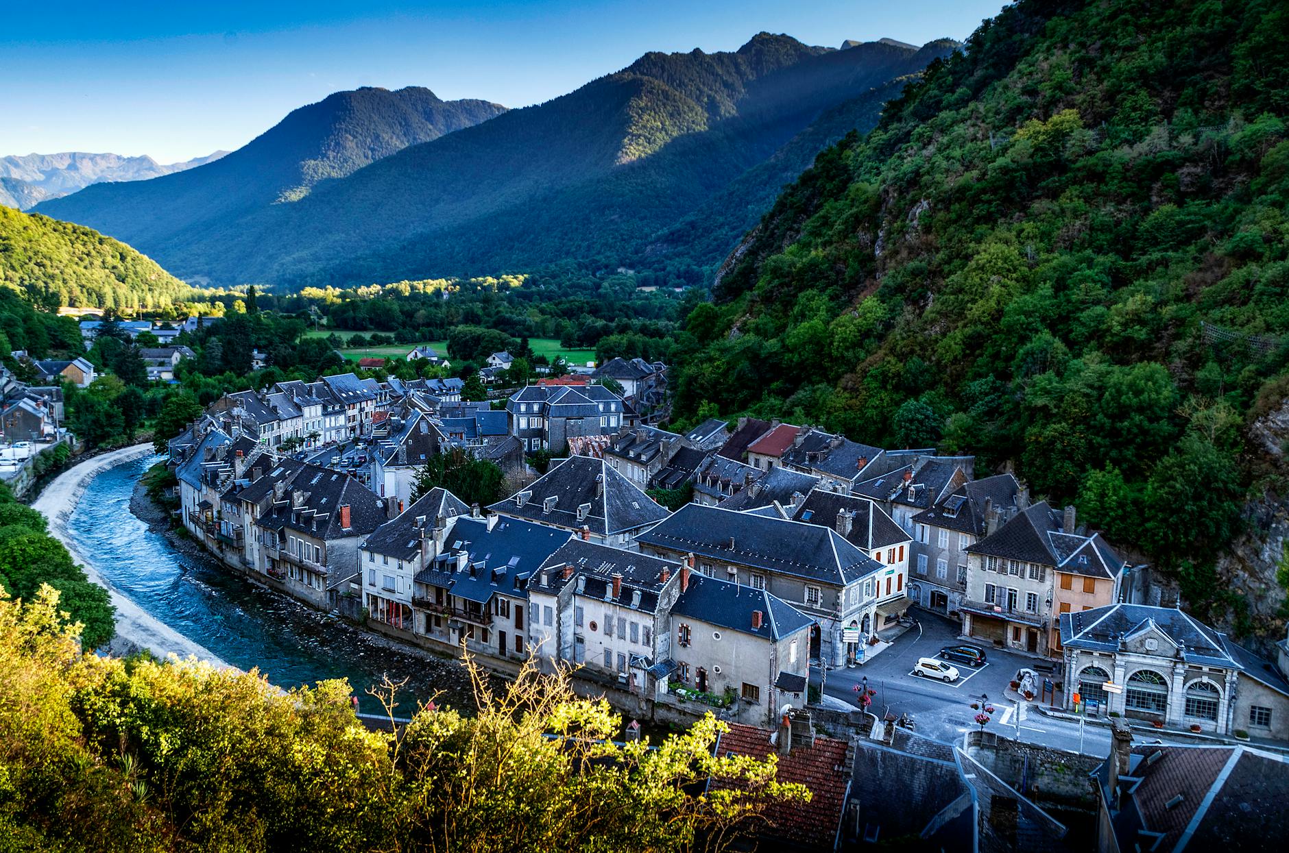 Górska miejscowość nad wijącą się rzeką widziana z lotu ptaka