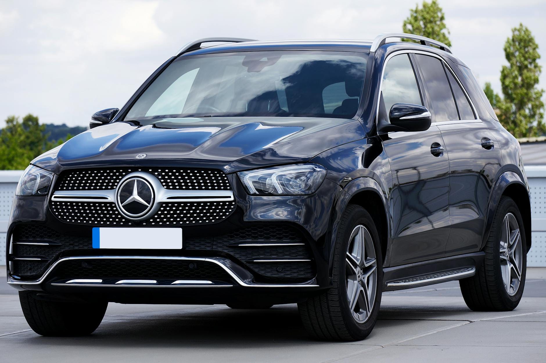 Luksusowy SUV Mercedes-Benz GLE zaparkowany na zewnątrz