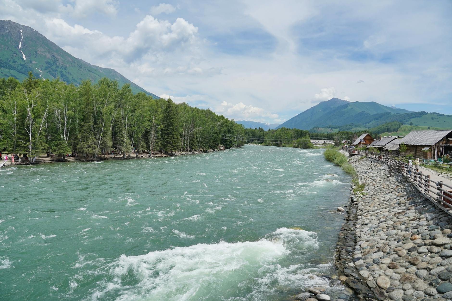 Rzeka Biały Dunajec w górskim krajobrazie z zabudowaniami wsi