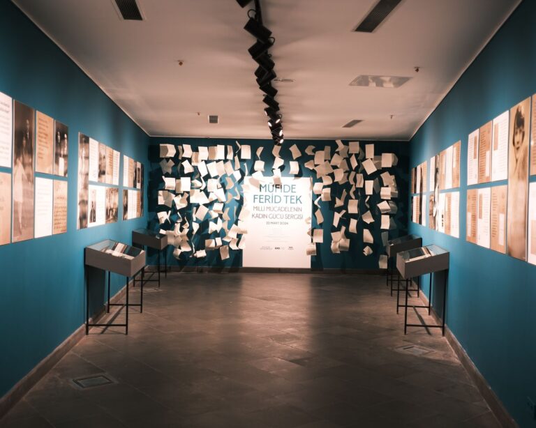 Współczesna galeria sztuki z wiszącą instalacją z papieru